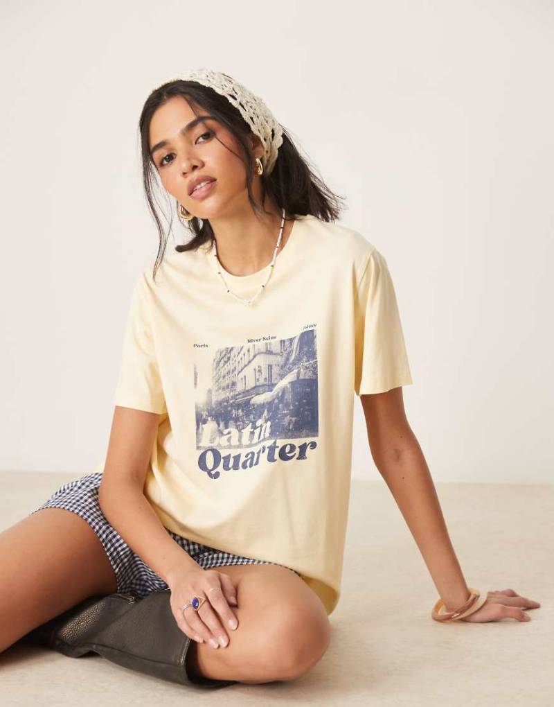 ASOS DESIGN - T-Shirt in Zitronengelb mit „Latin Quarter"-Grafik in regulärer Passform von ASOS DESIGN