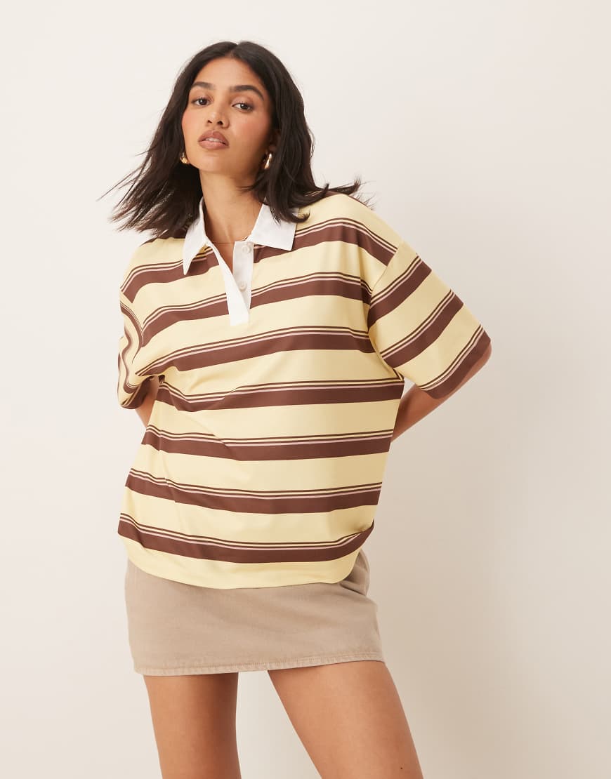 ASOS DESIGN - T-Shirt in gestreiftem Gelb mit Rugby-Kragen-Bunt von ASOS DESIGN
