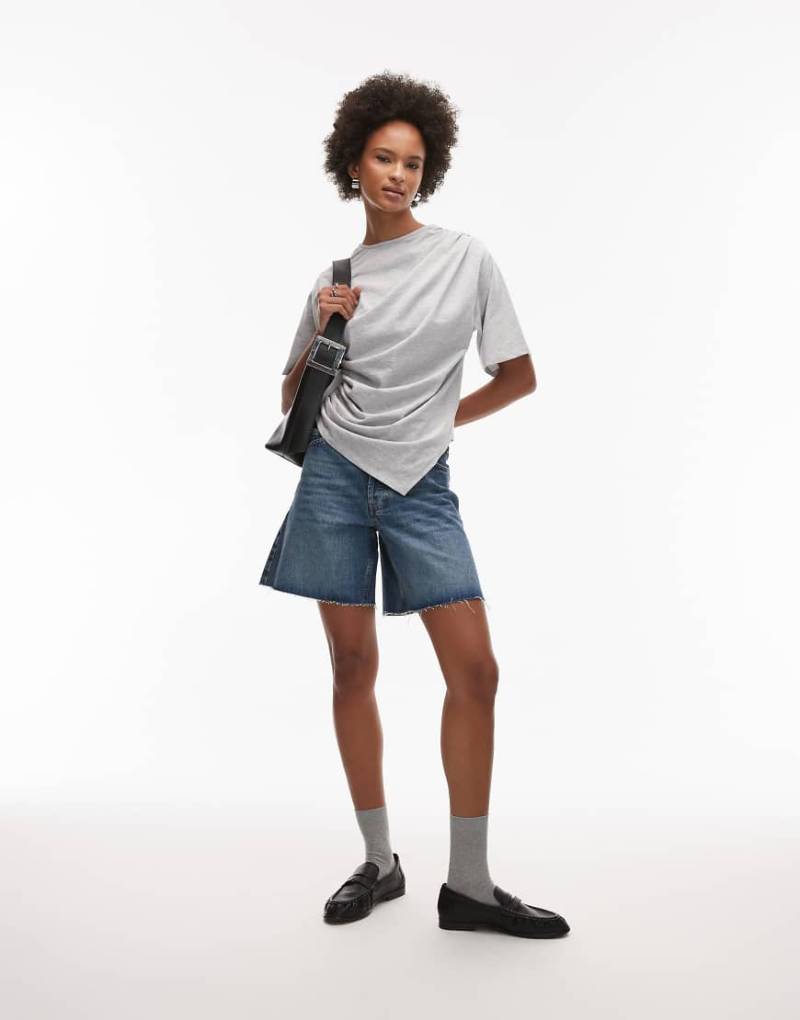 ASOS DESIGN - T-Shirt in grau meliert mit gerafftem asymmetrischem Saum von ASOS DESIGN