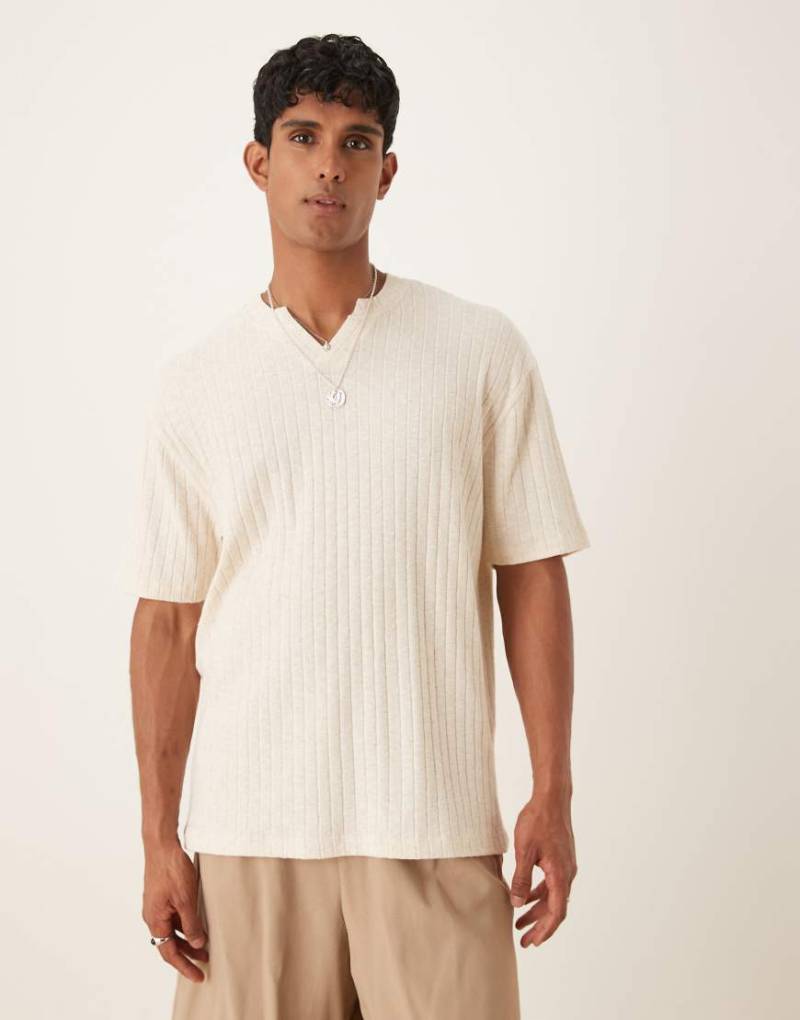 ASOS DESIGN - T-Shirt in lockerer Passform in Beige mit eingekerbtem Ausschnitt-Grün von ASOS DESIGN