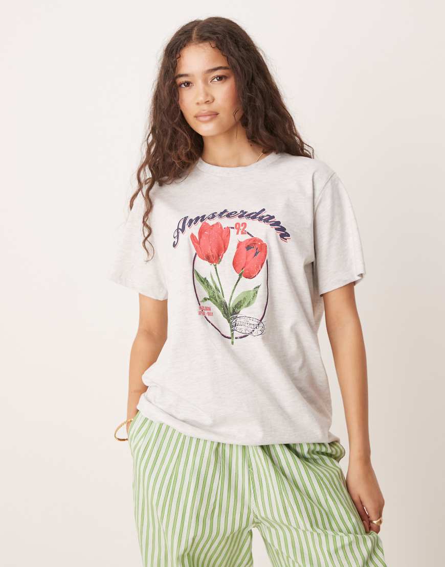 ASOS DESIGN - T-Shirt in meliertem Eisgrau mit „Amsterdam"-Tulpen-Print und regulärer Passform ASOS DESIGN - T-Shirt in meliertem Eisgrau mit „Amsterdam"-Tulpen-Print und regulärer Passform von ASOS DESIGN