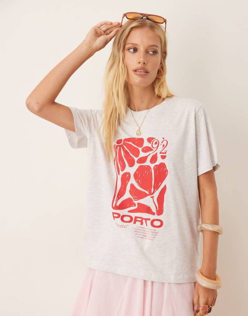 ASOS DESIGN - T-Shirt in meliertem Eisgrau mit „Porto"-Grafikprint, in normaler Passform von ASOS DESIGN