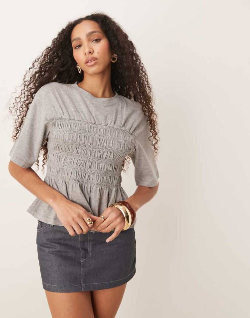 ASOS DESIGN - T-Shirt in meliertem Grau mit gesmokter Taille von ASOS DESIGN