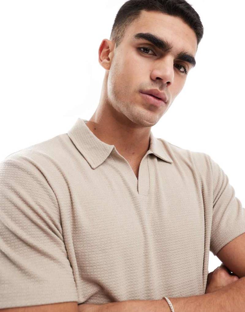 ASOS DESIGN - T-Shirt in normaler Passform aus schwerem Material in Steinbeige mit strukturierter Oberfläche-Neutral von ASOS DESIGN
