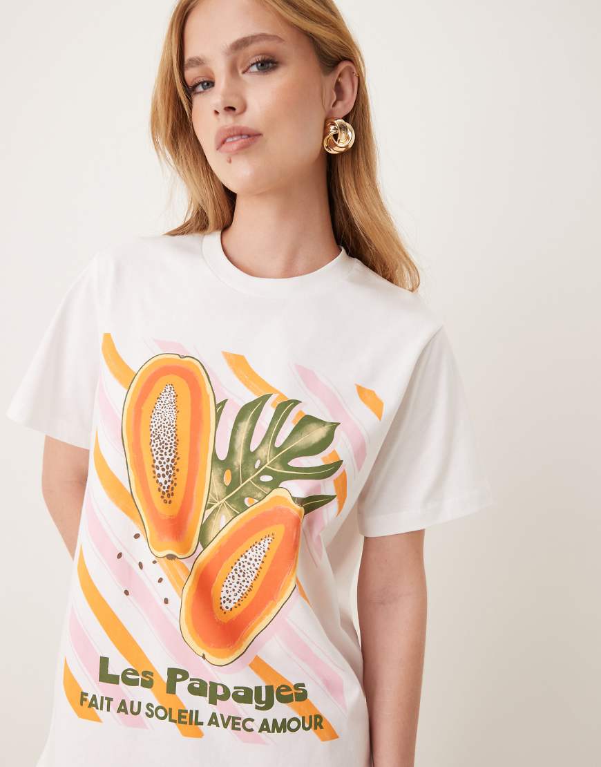 ASOS DESIGN - T-Shirt in regulärer Passform in Cremeweiß mit Papaya-Fruchtprint ASOS DESIGN - T-Shirt in regulärer Passform in Cremeweiß mit Papaya-Fruchtprint von ASOS DESIGN