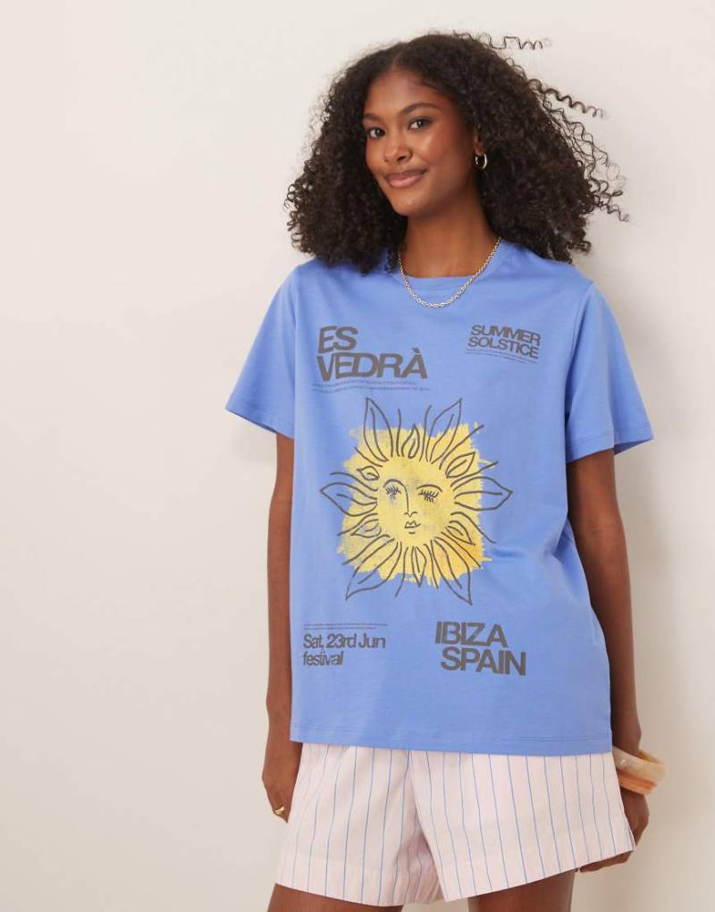 ASOS DESIGN - T-Shirt in regulärer Passform mit „Es-Vedra"-Schriftzug und Sonnenprint-Blau von ASOS DESIGN