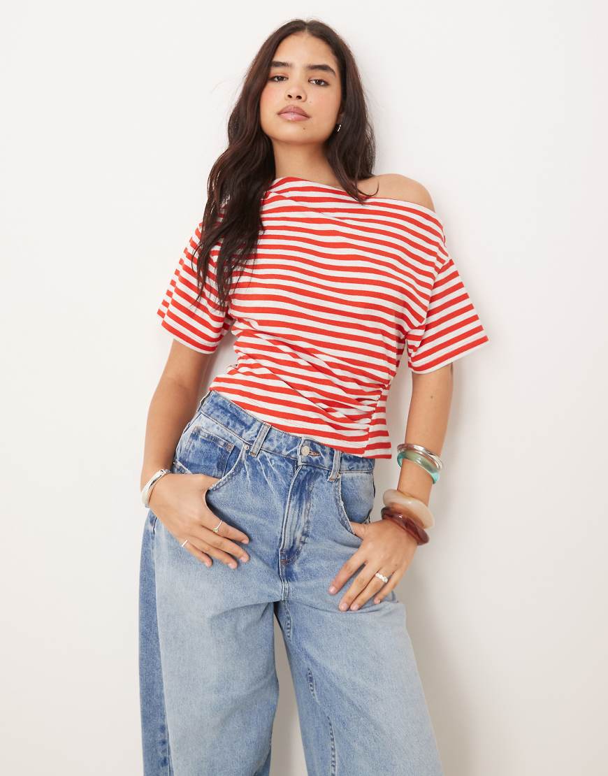 ASOS DESIGN - T-Shirt in strukturiertem Rot und Weiß gestreift mit Korsett-Detail an der Taille ASOS DESIGN - T-Shirt in strukturiertem Rot und Weiß gestreift mit Korsett-Detail an der Taille von ASOS DESIGN