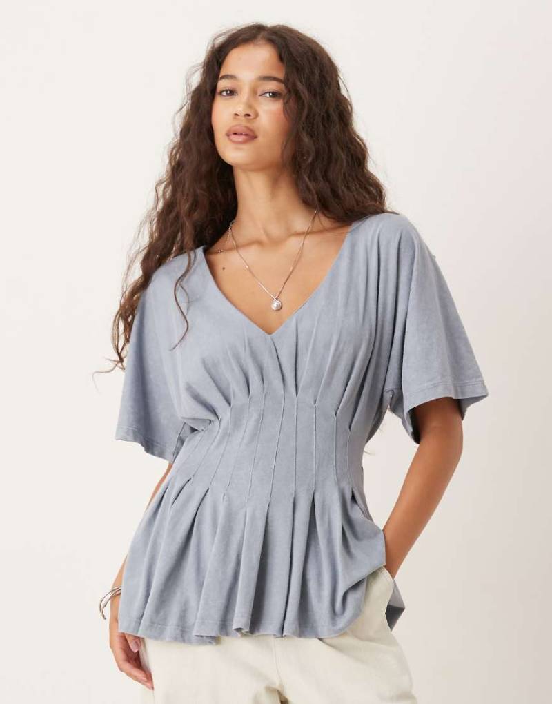 ASOS DESIGN - T-Shirt in verwaschenem Blau mit Korsett-Taille und Faltendetail von ASOS DESIGN