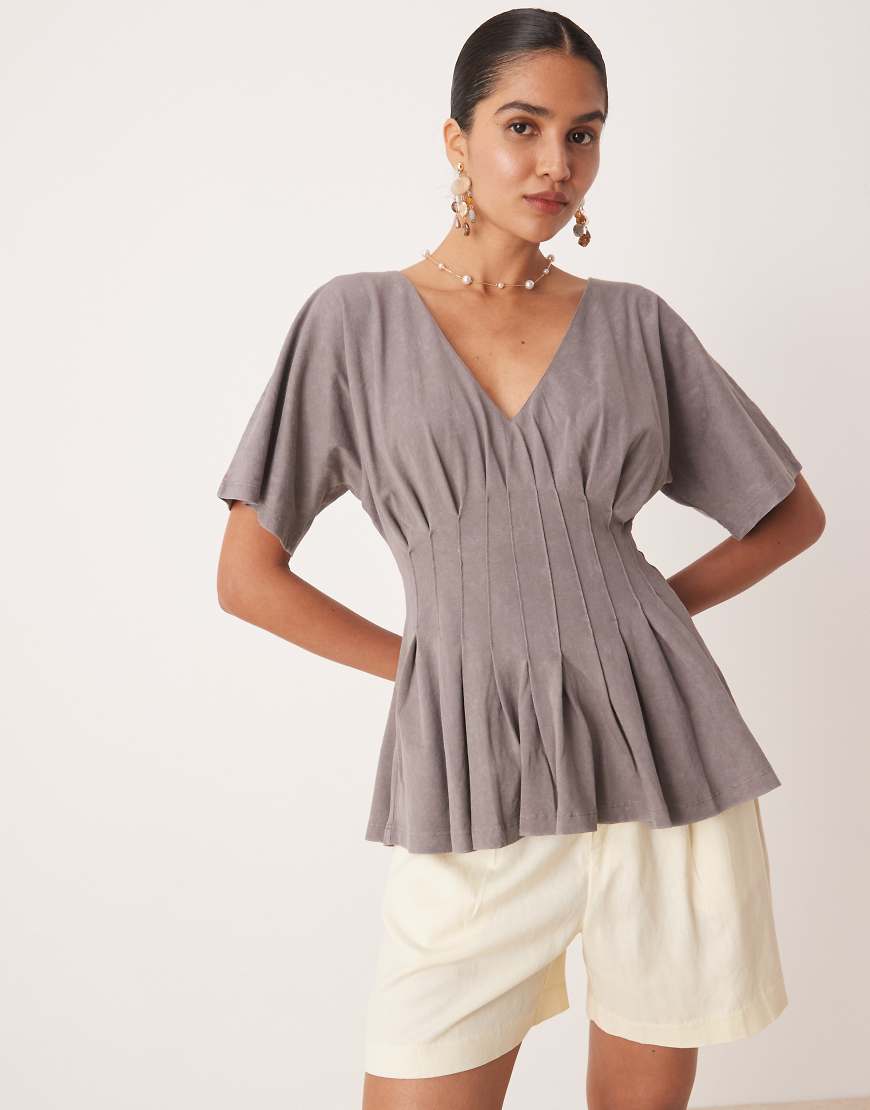 ASOS DESIGN - T-Shirt in verwaschenem Grau mit Korsett-Taille und Faltendetail von ASOS DESIGN