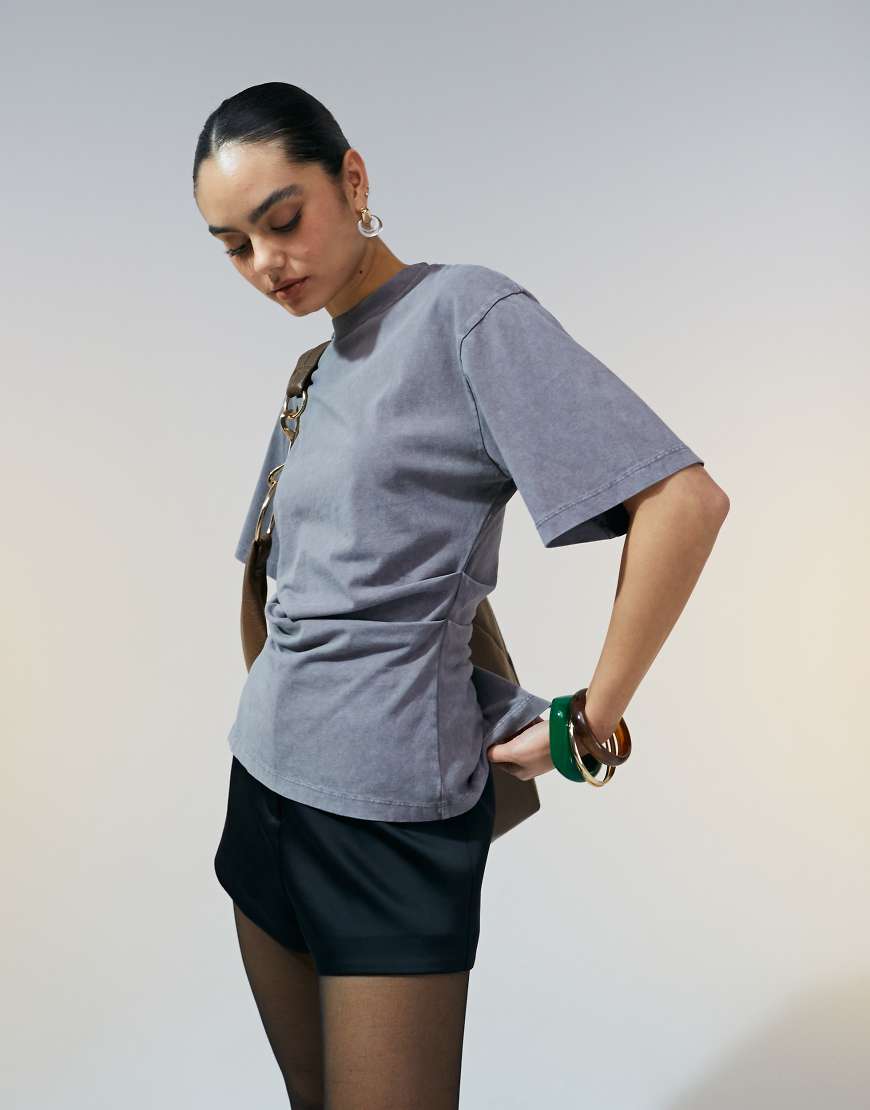 ASOS DESIGN - T-Shirt in verwaschenem Grau mit Korsett-Taille ASOS DESIGN - T-Shirt in verwaschenem Grau mit Korsett-Taille von ASOS DESIGN