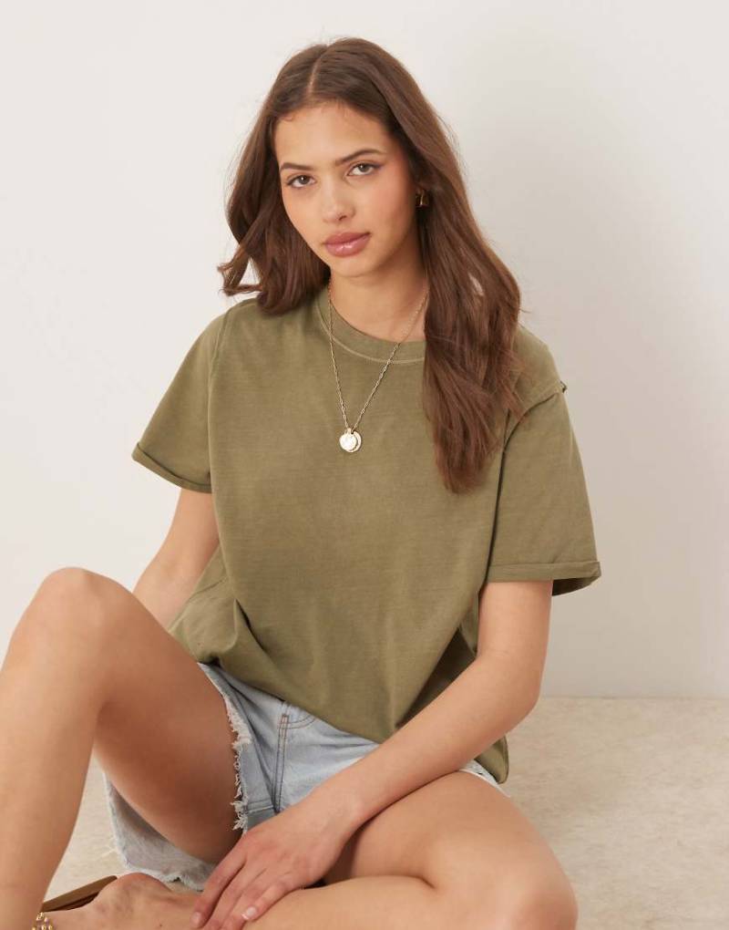 ASOS DESIGN - T-Shirt in verwaschenem Khaki mit normalem, lockerem Schnitt und ungesäumten Kanten-Grün von ASOS DESIGN