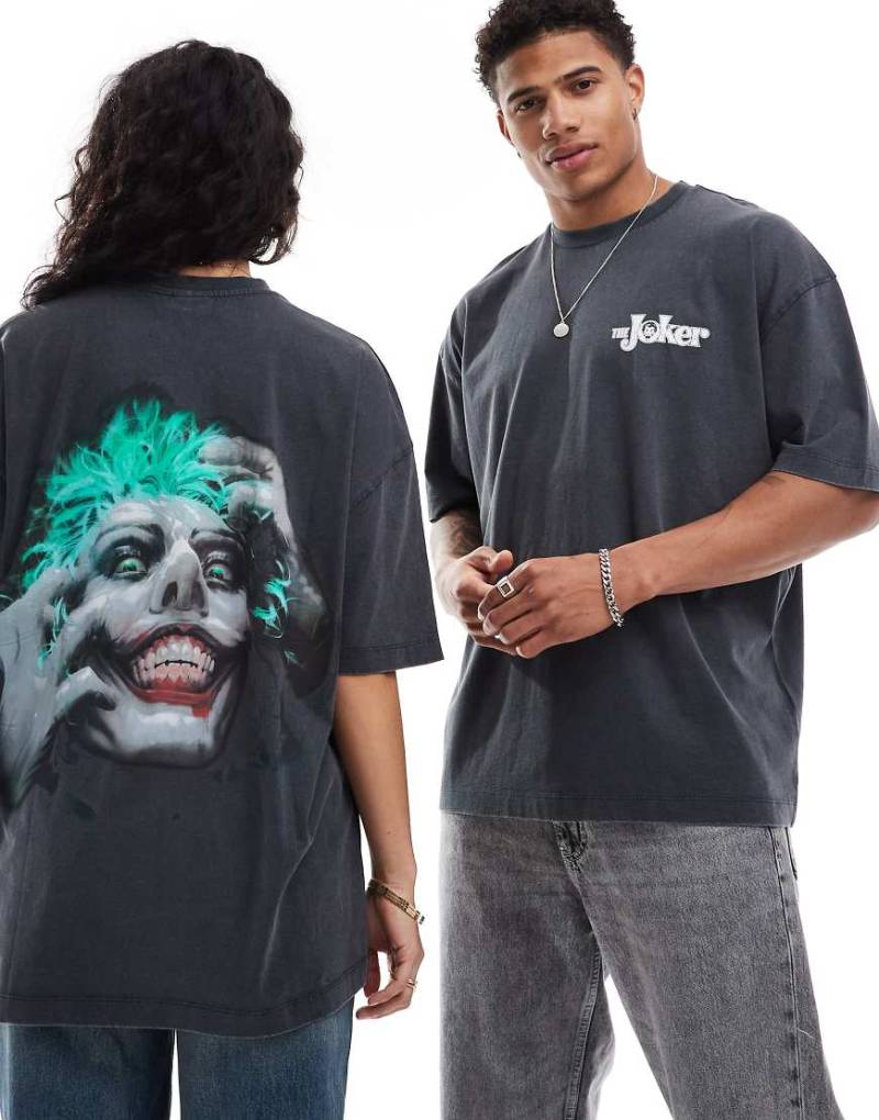 ASOS DESIGN - T-Shirt in verwaschenem Schwarz mit Oversize- und Unisex-Passform und „Joker"-Grafikprint von ASOS DESIGN