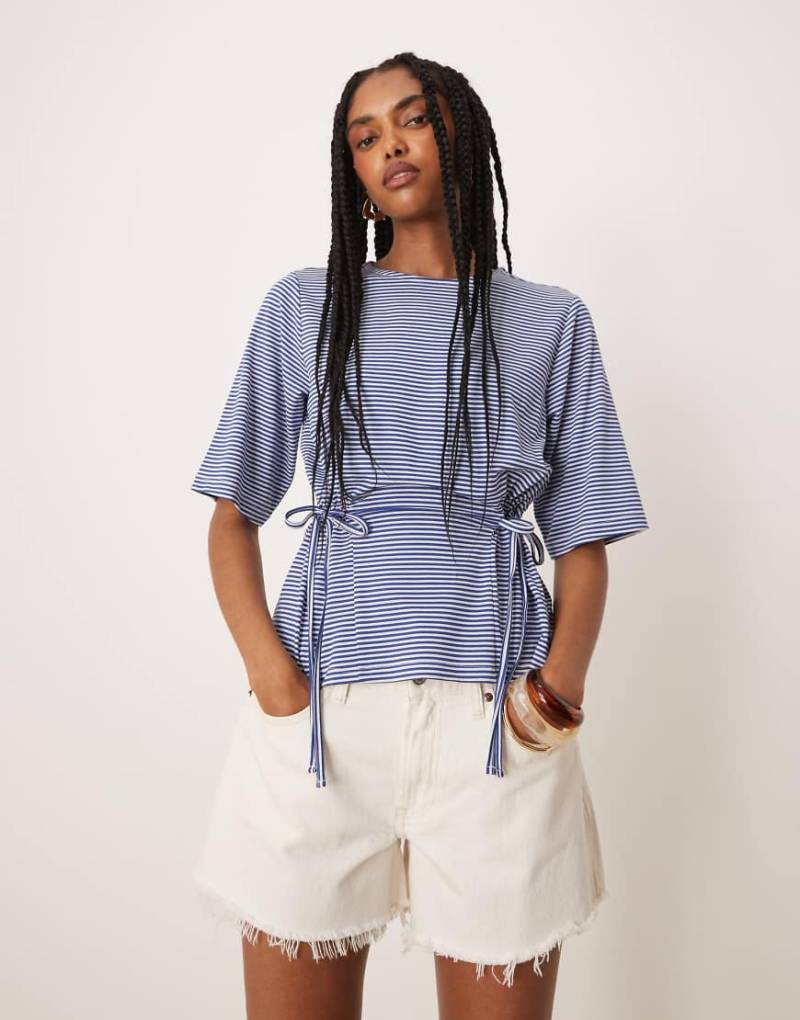 ASOS DESIGN - T-Shirt mit Bindedetail und blauen Streifen von ASOS DESIGN