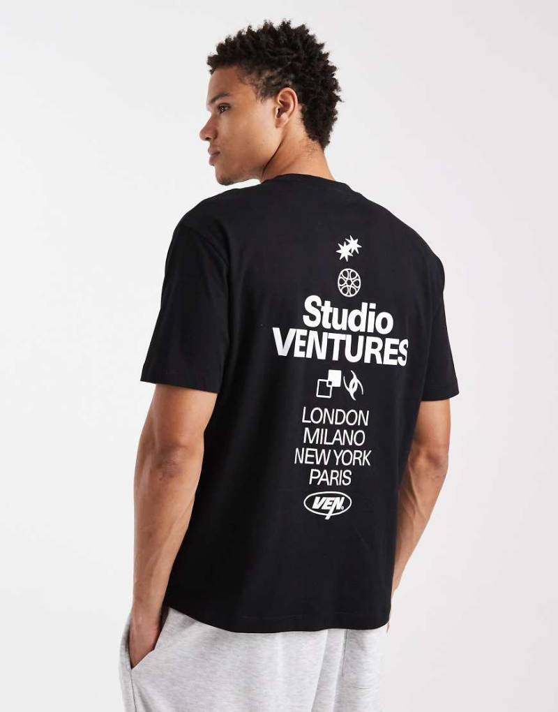 ASOS DESIGN - T-Shirt mit Relaxed Fit in Schwarz und City-Textgrafik von ASOS DESIGN