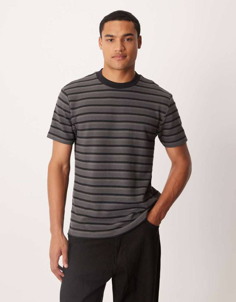 ASOS DESIGN - T-Shirt mit Streifenmuster in Schwarz und Grau-Bunt von ASOS DESIGN