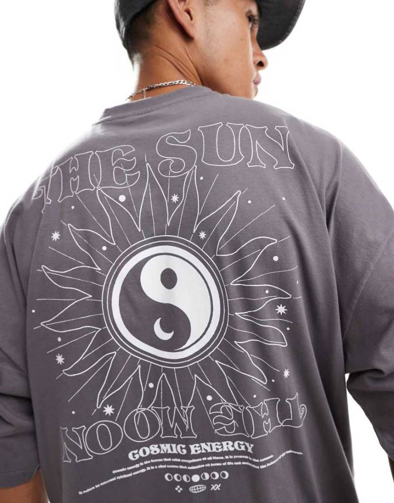 ASOS DESIGN - T-Shirt mit extremer Oversize-Passform in Grau mit Himmelskörper-Rückenprint-Schwarz von ASOS DESIGN