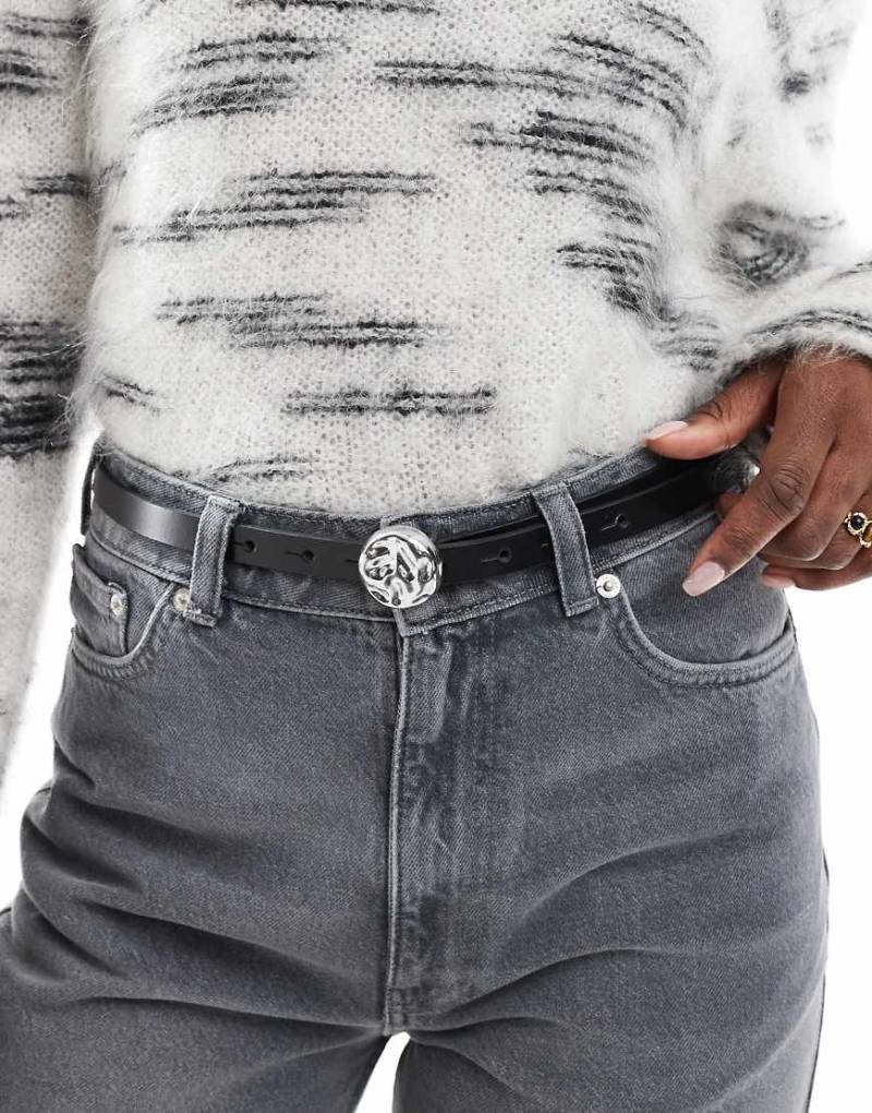 ASOS DESIGN - Taillen- und Hüftgürtel aus gehämmertem Leder in Schwarz mit Scheiben-Design von ASOS DESIGN