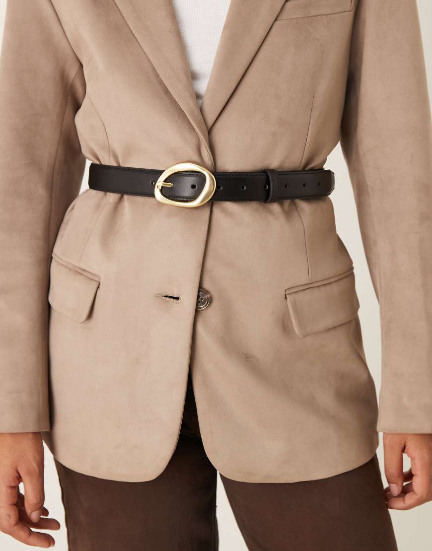 ASOS DESIGN - Taillen- und Hüftgürtel in Schwarz mit goldfarbener, angewinkelter, gewölbter Schnalle von ASOS DESIGN