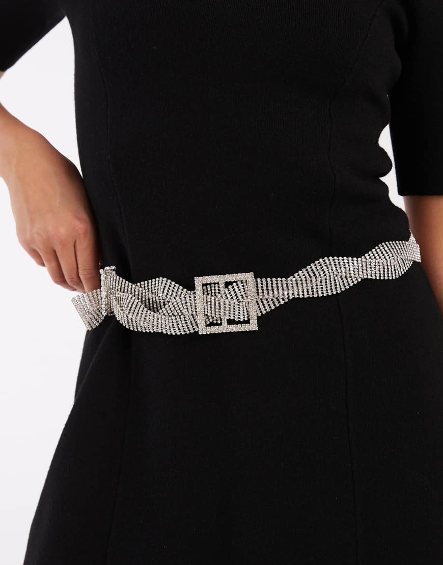 ASOS DESIGN - Taillen- und Hüftgürtel in Silberoptik mit eckiger Schnalle, verdrehtem Design und Strassverzierung von ASOS DESIGN