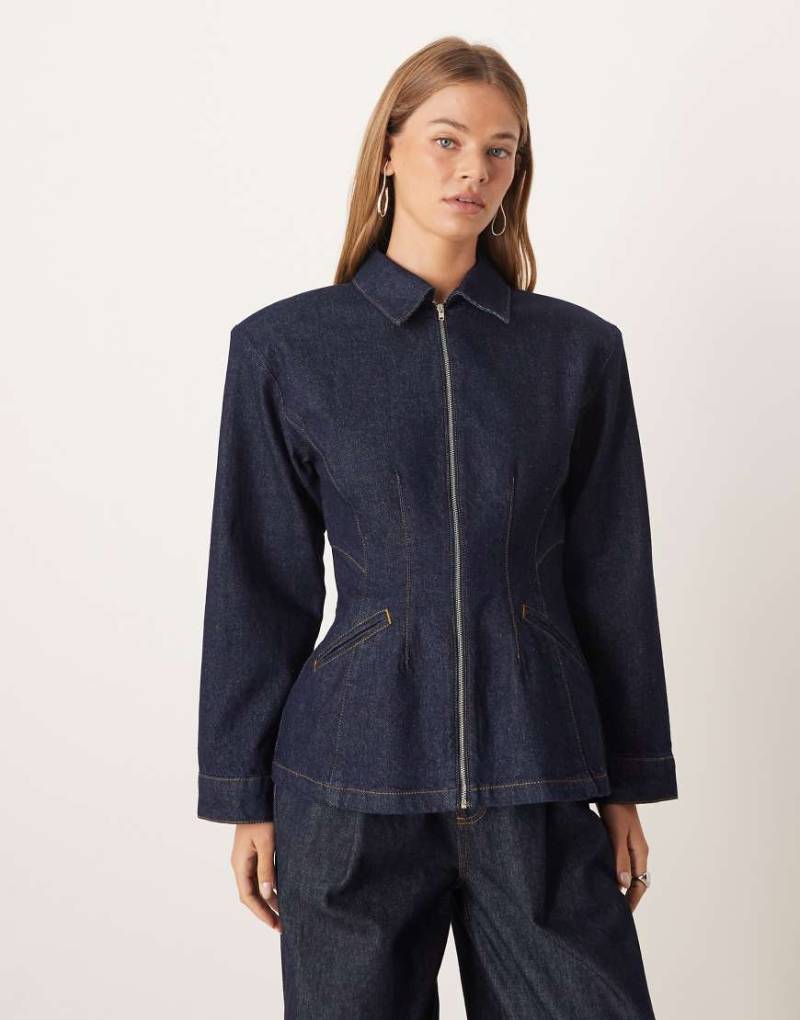 ASOS DESIGN - Taillierte Barn Jacket aus Denim in Indigoblau von ASOS DESIGN