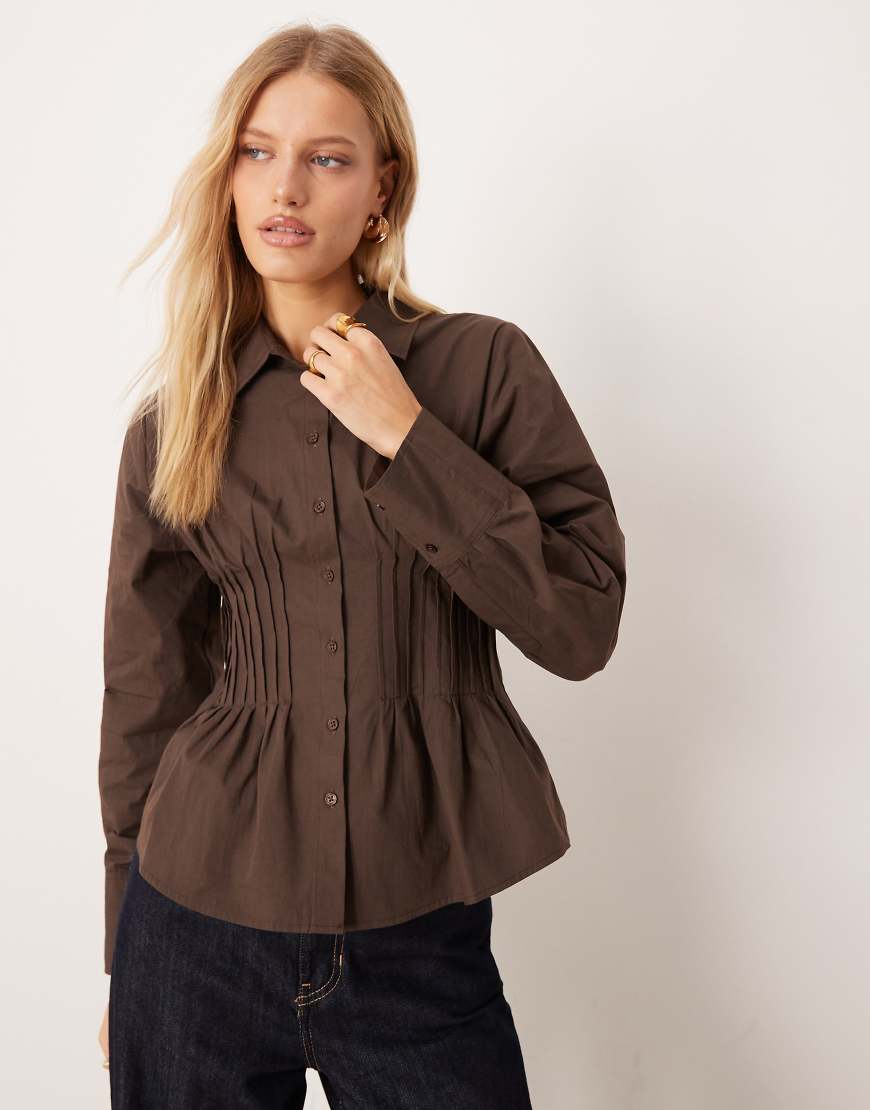 ASOS DESIGN - Taillierte Bluse in Schokobraun mit Biesen-Brown von ASOS DESIGN