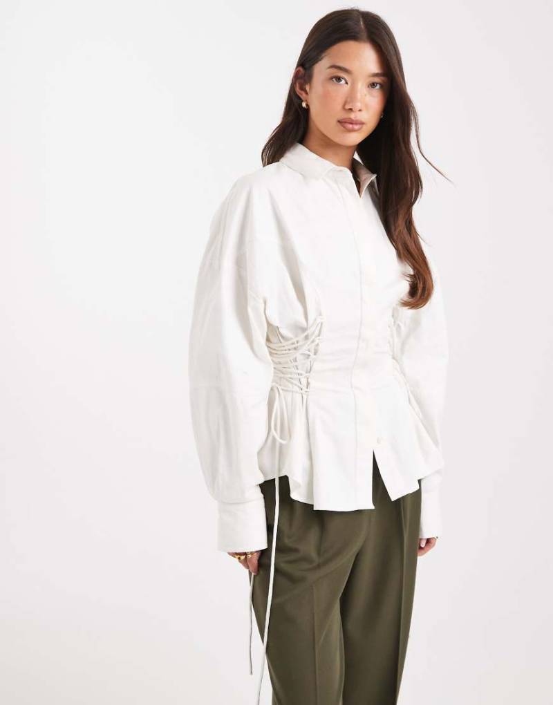 ASOS DESIGN - Taillierte Bluse in Weiß mit Korsettdetail von ASOS DESIGN