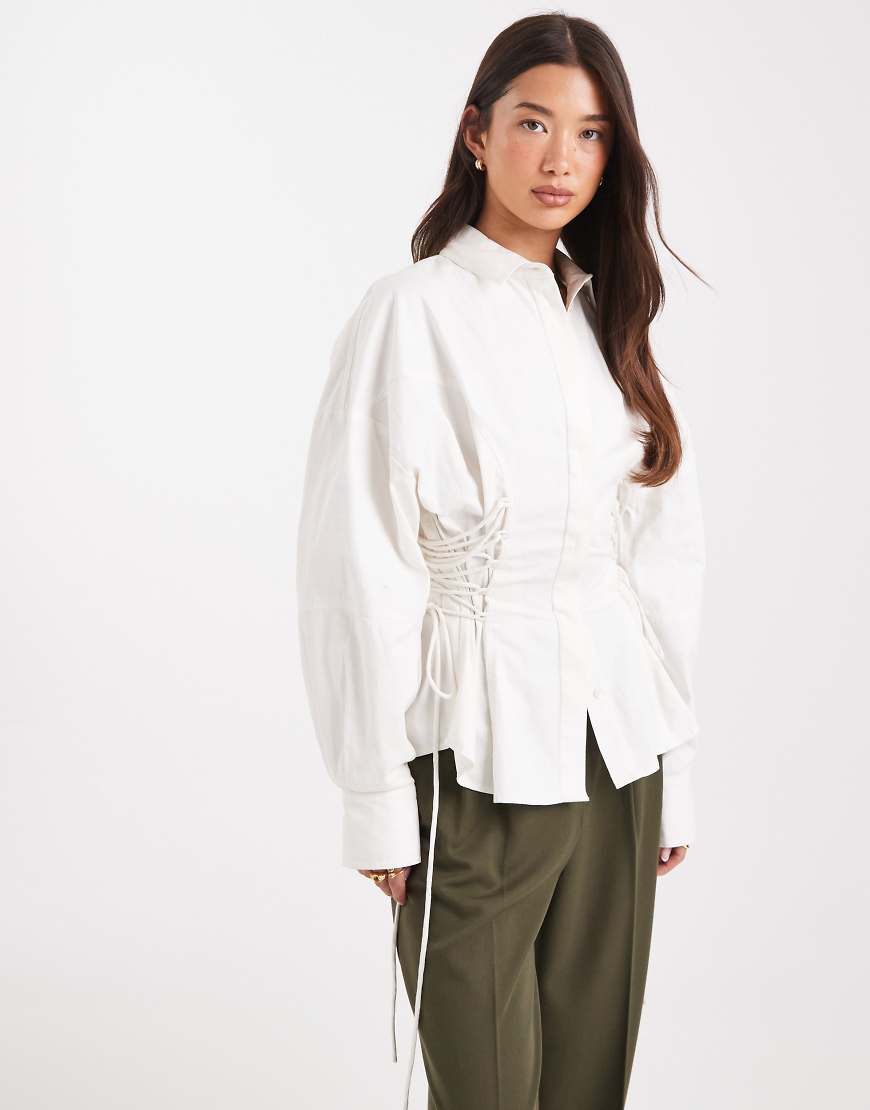 ASOS DESIGN - Taillierte Bluse in Weiß mit Korsettdetail von ASOS DESIGN