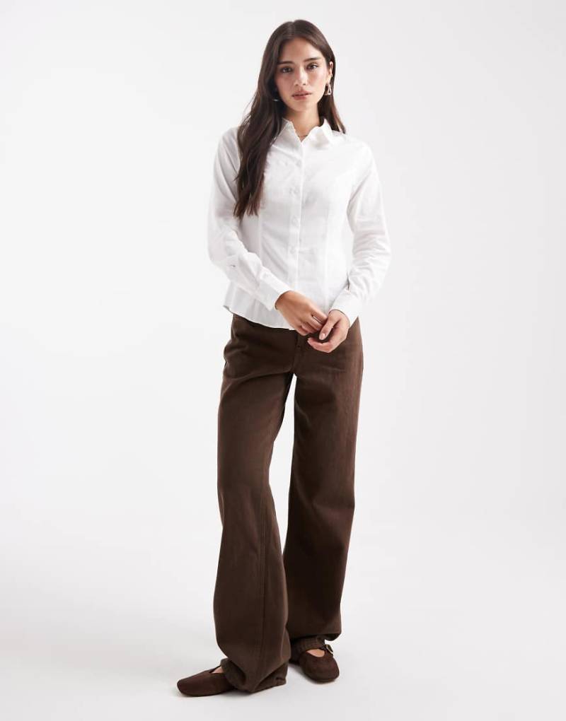 ASOS DESIGN - Taillierte Bluse in Weiß mit Nahtdetail von ASOS DESIGN