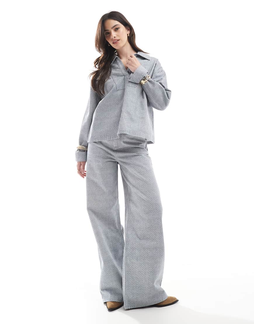 ASOS DESIGN - Taillierte Denim-Jeans mit marineblauen Nadelstreifen-Bunt von ASOS DESIGN