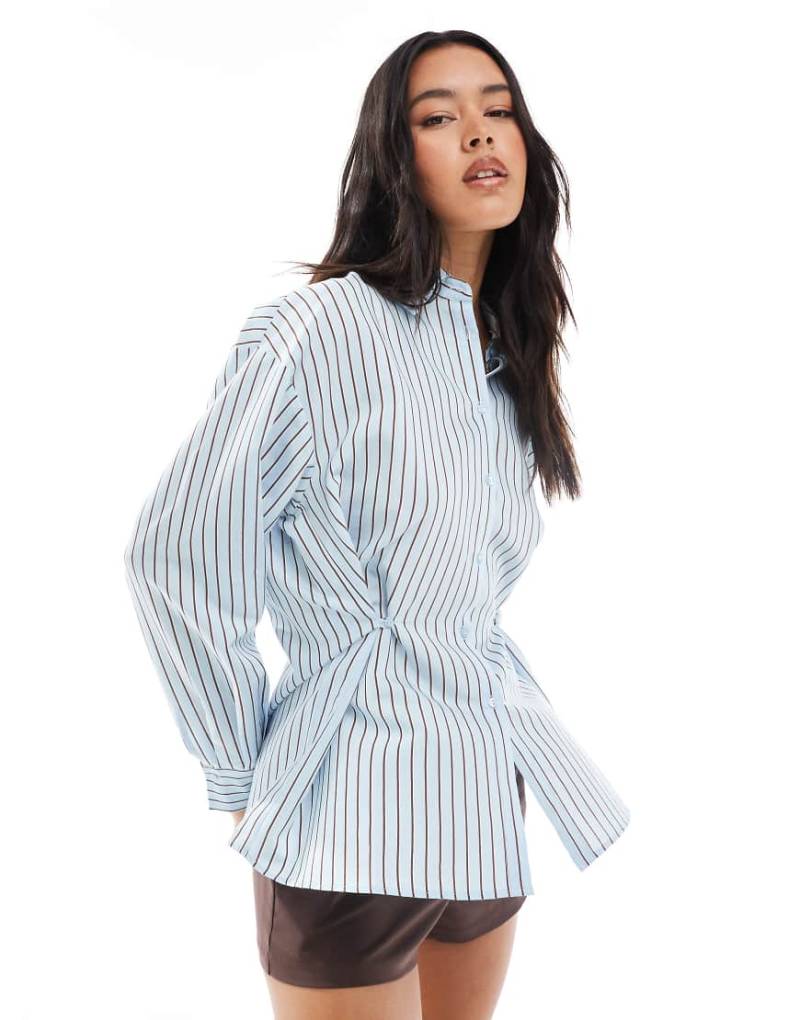ASOS DESIGN - Taillierte Hemdbluse in Blau und Braun gestreift mit Knöpfen von ASOS DESIGN