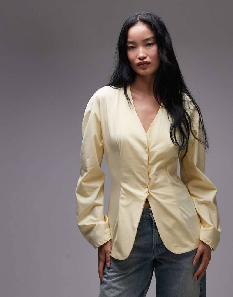ASOS DESIGN - Taillierte Hemdbluse in Buttermilchgelb mit Cocoon-Ärmeln von ASOS DESIGN