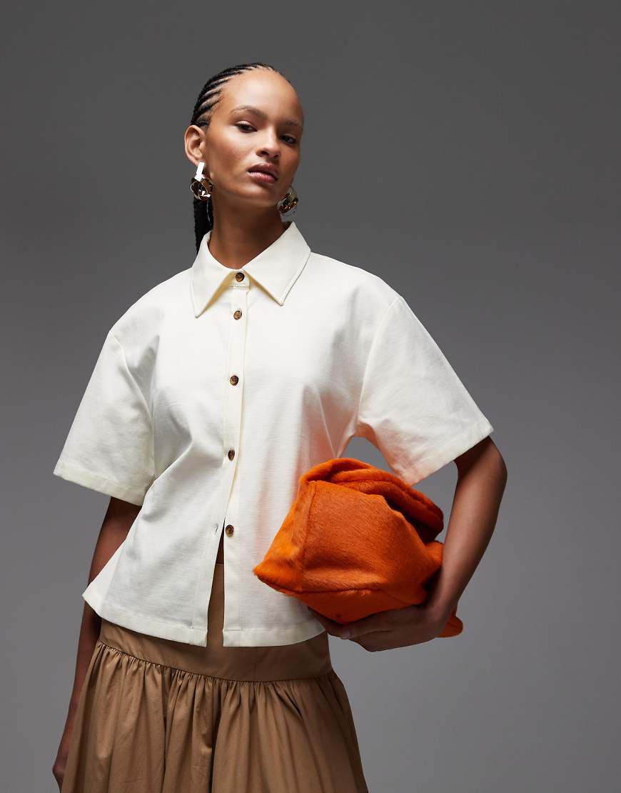 ASOS DESIGN - Taillierte Hemdbluse in Elfenbeinweiß mit Fledermausärmeln von ASOS DESIGN