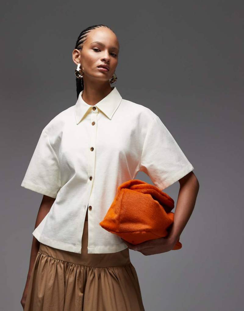 ASOS DESIGN - Taillierte Hemdbluse in Elfenbeinweiß mit Fledermausärmeln von ASOS DESIGN