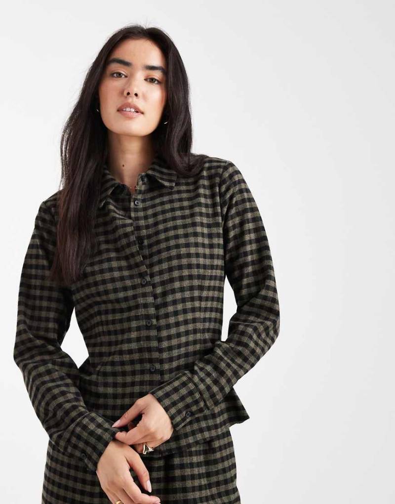 ASOS DESIGN - Taillierte Hemdbluse in Schwarz und Khaki kariert, Kombiteil-Bunt von ASOS DESIGN