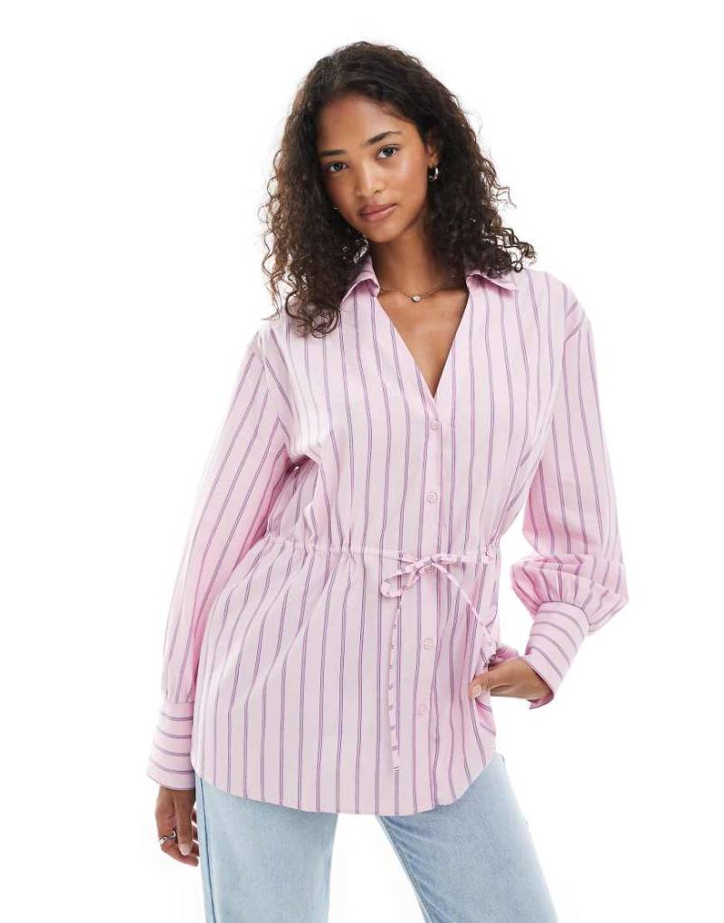 ASOS DESIGN - Taillierte Hemdbluse in gestreiftem Rosa mit Tunnelzug in der Taille von ASOS DESIGN