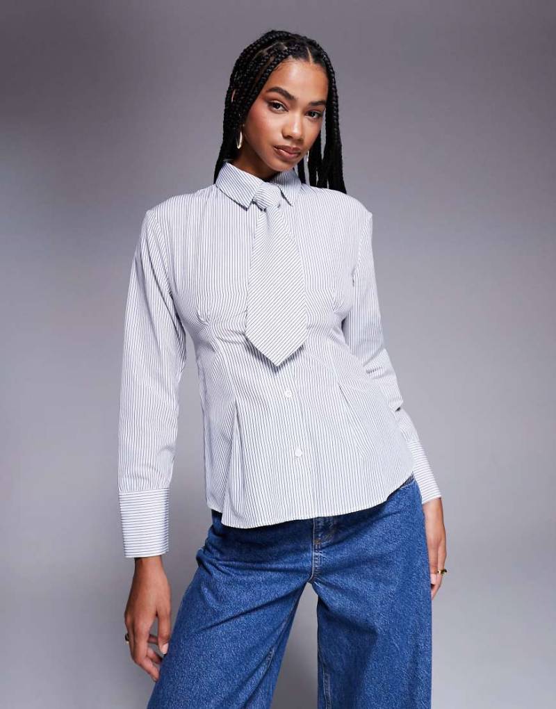 ASOS DESIGN - Taillierte Hemdbluse mit Streifen und Krawatte-Bunt von ASOS DESIGN