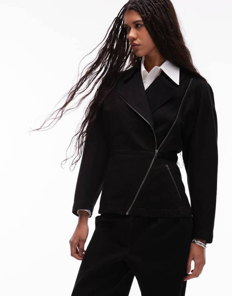 ASOS DESIGN - Taillierte Jeans-Bikerjacke in Schwarz mit Metall-Details im 80er-Style von ASOS DESIGN