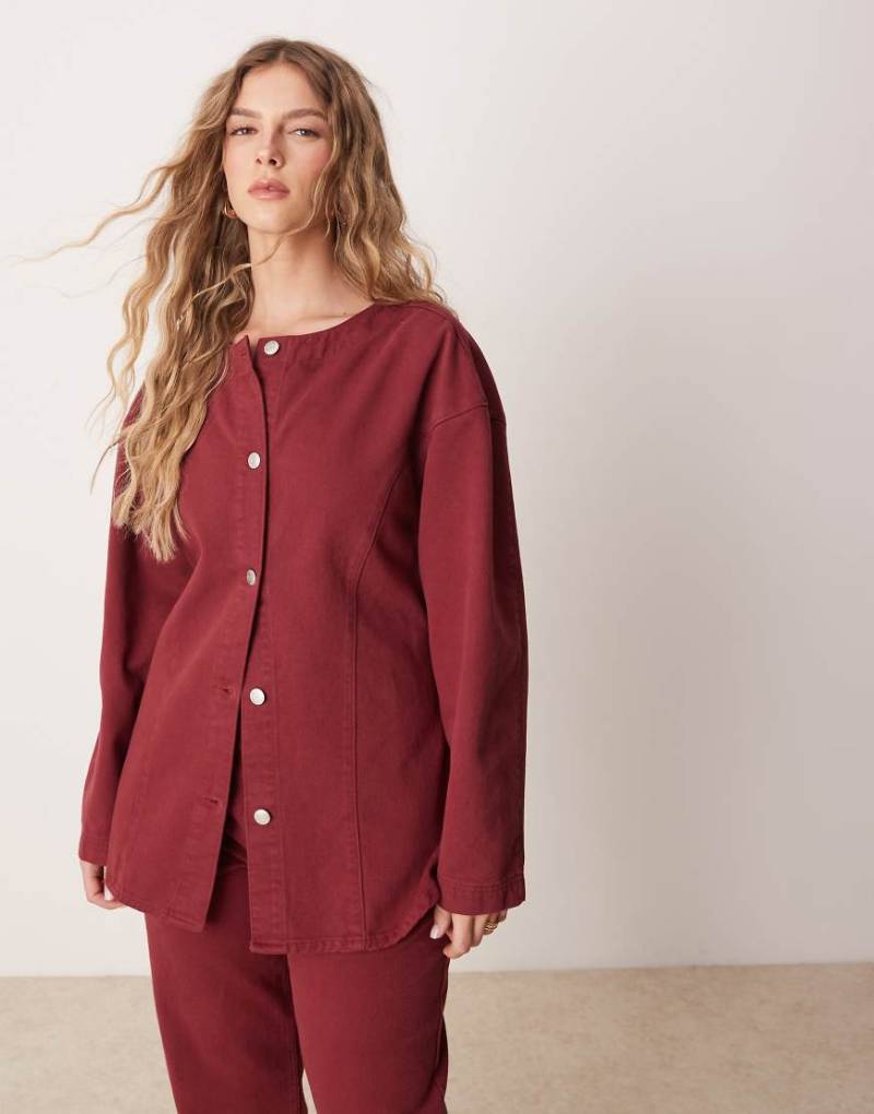 ASOS DESIGN - Taillierte Jeanshemdjacke in Granatapfelrot von ASOS DESIGN