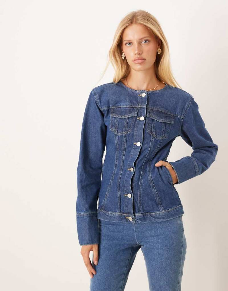 ASOS DESIGN - Taillierte Longline-Jeansjacke in Mittelblau ohne Kragen von ASOS DESIGN