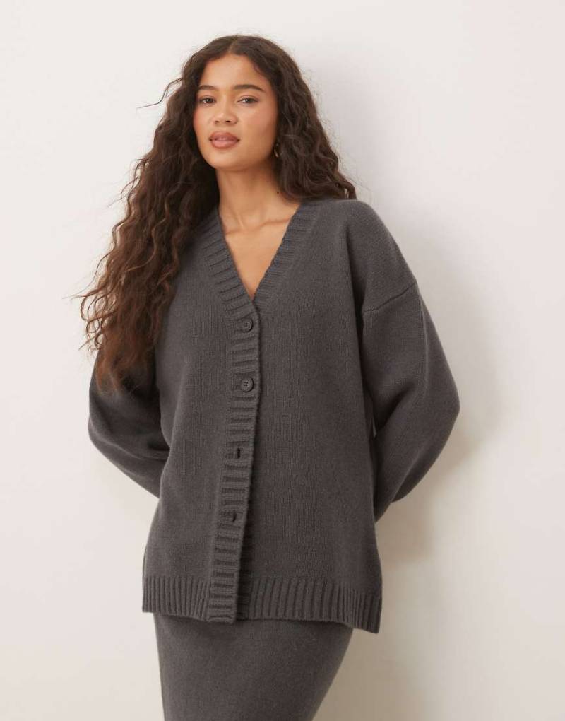 ASOS DESIGN - Taillierte Longline-Strickjacke aus hochwertiger Lammwolle in Anthrazit, Kombiteil-Grau von ASOS DESIGN