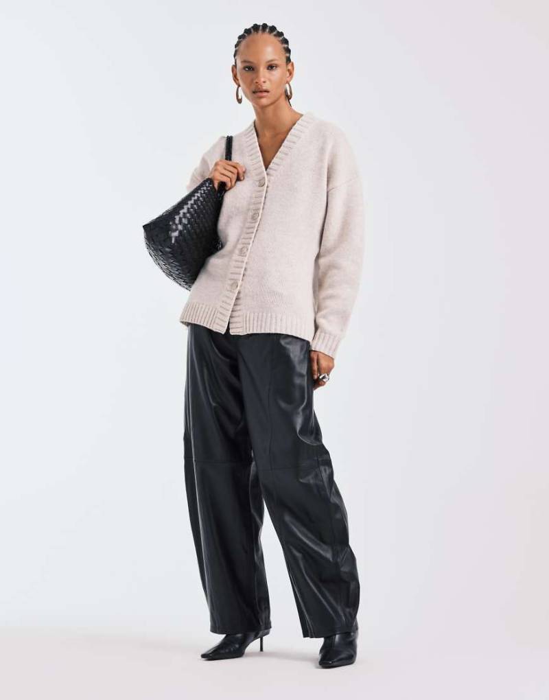 ASOS DESIGN - Taillierte Longline-Strickjacke aus hochwertiger Lammwolle in Weiß von ASOS DESIGN