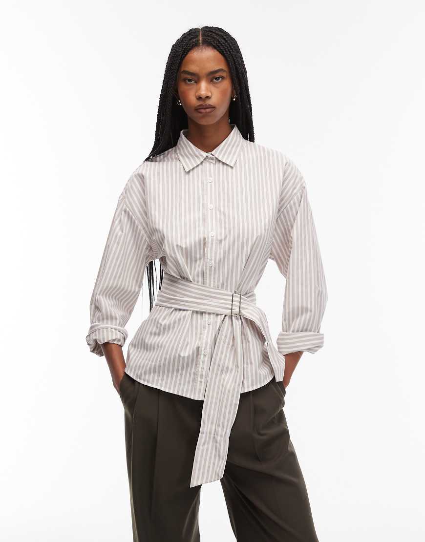 ASOS DESIGN - Taillierte Popeline-Hemdbluse in Braun mit Streifen und Gürtel-Bunt ASOS DESIGN - Taillierte Popeline-Hemdbluse in Braun mit Streifen und Gürtel-Bunt von ASOS DESIGN