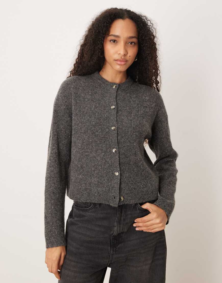 ASOS DESIGN - Taillierte Strickjacke aus Alpakawolle in Anthrazit-Grau ASOS DESIGN - Taillierte Strickjacke aus Alpakawolle in Anthrazit-Grau von ASOS DESIGN