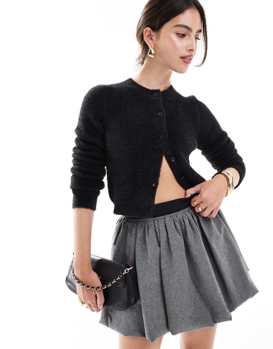 ASOS DESIGN - Taillierte Strickjacke aus flauschigem Garn in Schwarz von ASOS DESIGN