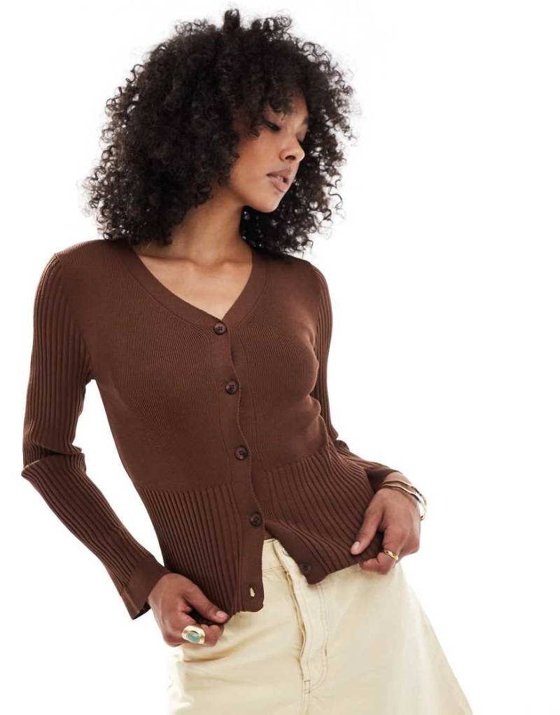 ASOS DESIGN - Taillierte Strickjacke in Braun mit gerippten Ärmeln von ASOS DESIGN