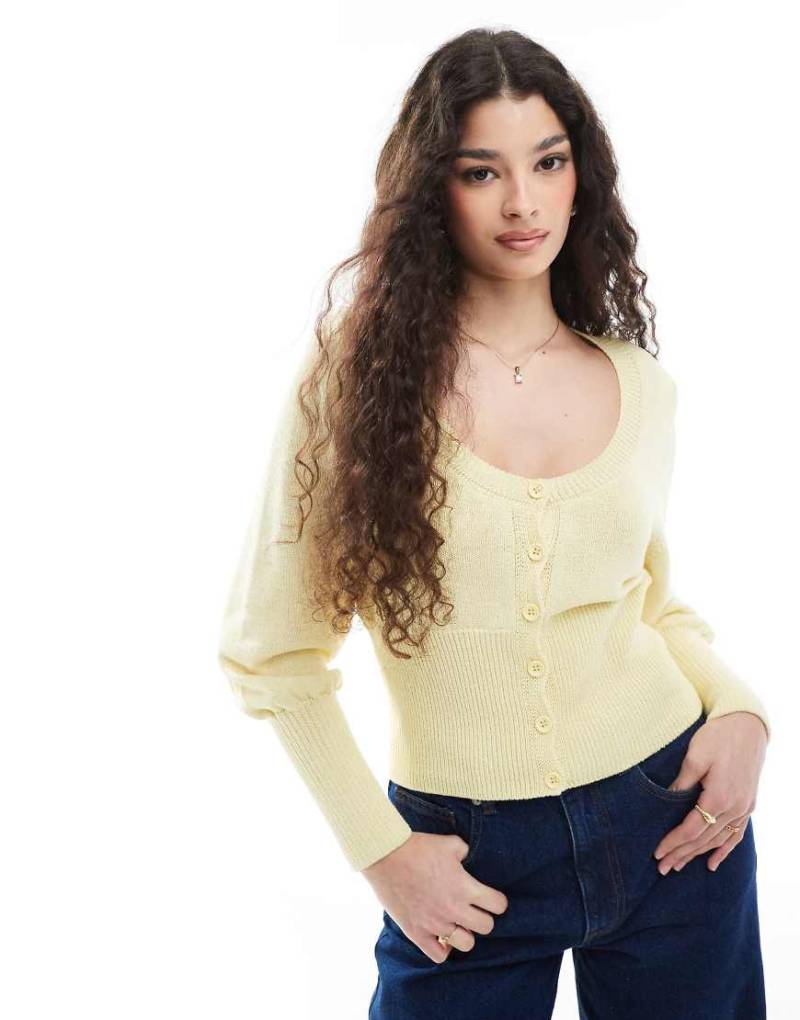 ASOS DESIGN - Taillierte Strickjacke in Buttergelb von ASOS DESIGN