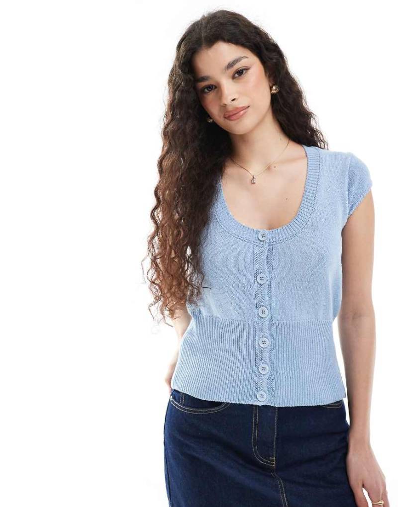 ASOS DESIGN - Taillierte Strickjacke in Hellblau mit Kappärmeln von ASOS DESIGN