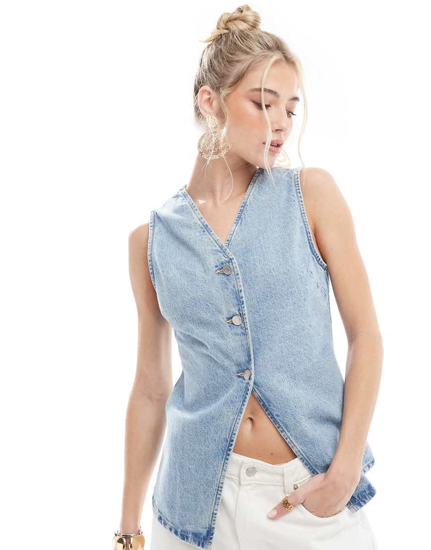 ASOS DESIGN - Taillierte Weste in hellblauer Waschung ASOS DESIGN - Taillierte Weste in hellblauer Waschung von ASOS DESIGN