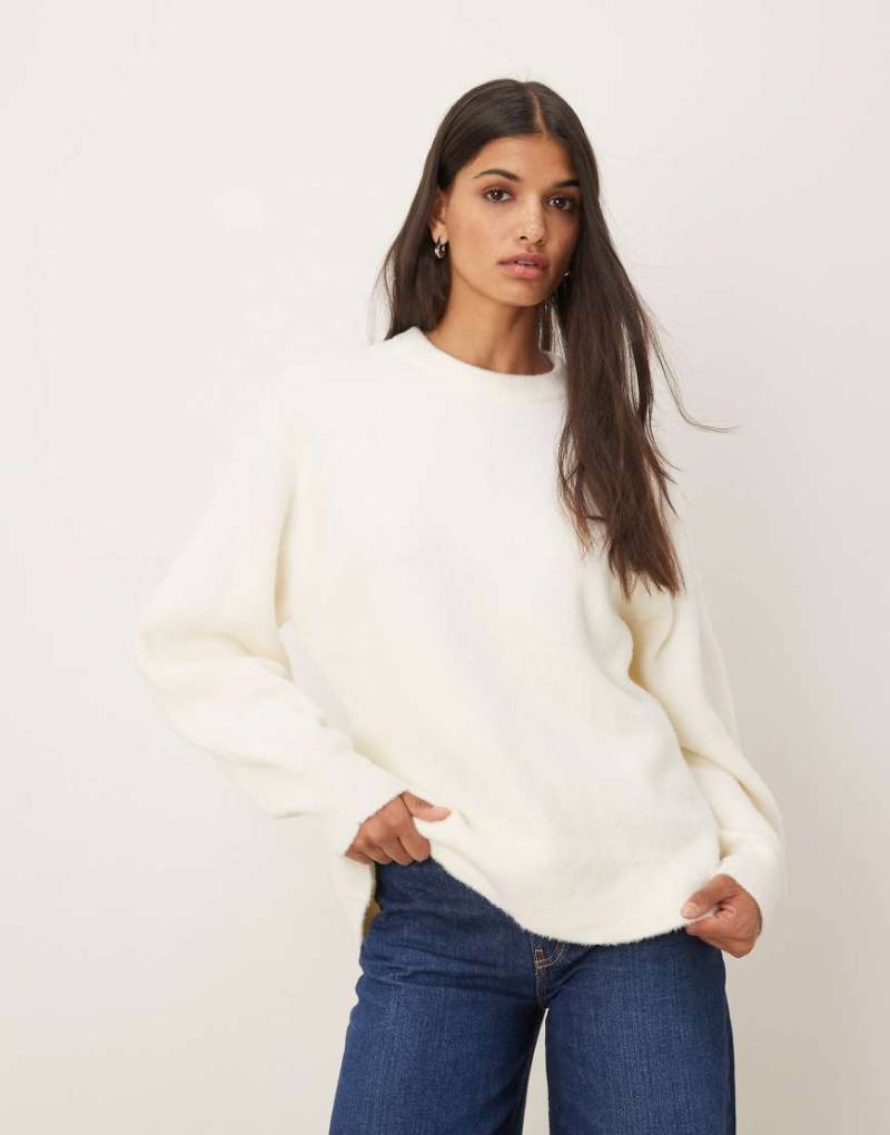 ASOS DESIGN - Taillierter, weicher Longline-Pullover in strukturiertem Cremeweiß mit Rundhalsausschnitt von ASOS DESIGN