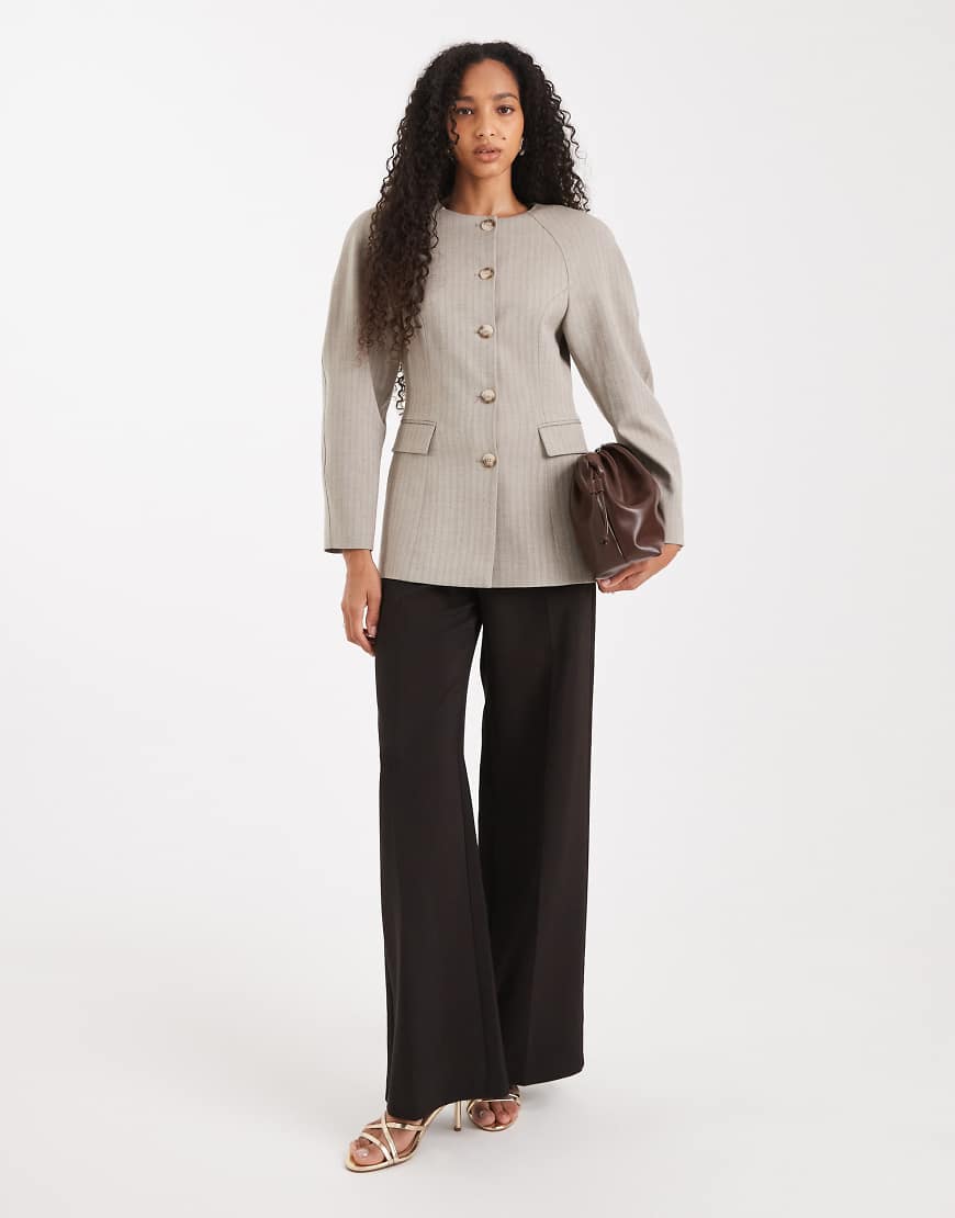 ASOS DESIGN - Taillierter Blazer in Braun mit Fischgrätmuster, hoch angesetzter Knopfleiste und Kokon-Ärmeln-Brown ASOS DESIGN - Taillierter Blazer in Braun mit Fischgrätmuster, hoch angesetzter Knopfleiste und Kokon-Ärmeln-Brown von ASOS DESIGN